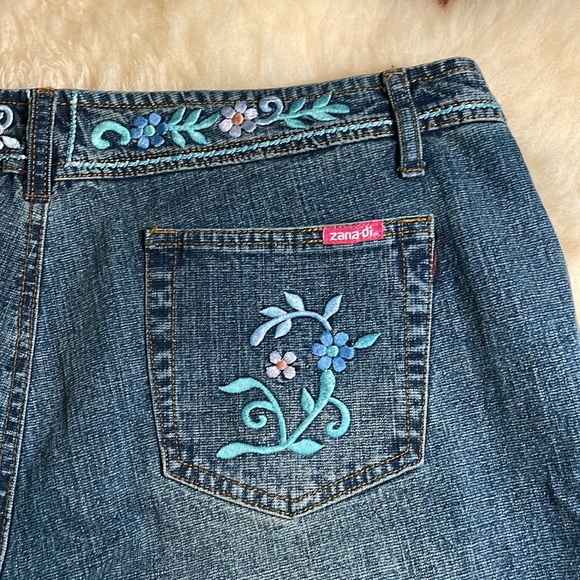 Zana Di Denim - CLEARANCE: Zane Di Capri Jeans Embroidered Flowers Size 21